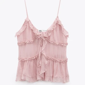 Zara topp - Säljer den här jättefina slutsålda zara toppen i nyskick, aldrig använd. Hör av er om ni har fler frågor eller funderingar💞Säljer med ”köp nu” funktionen💞