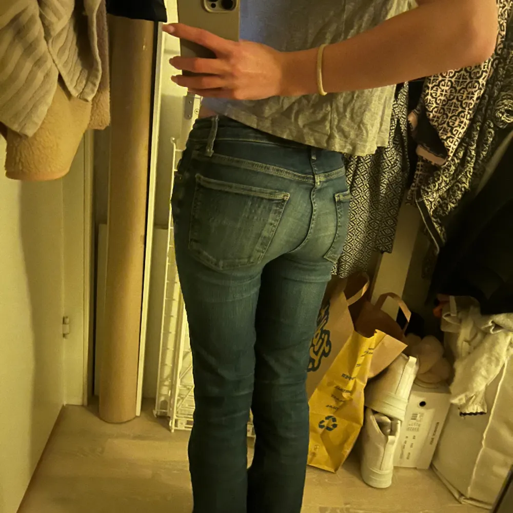 Jätte snygga Los Waist Bootcut Jeans som jag älskar men kommer inte till mycket användning💕Den är lite slitna nere vid jeansen så har klippt av det men borde inte var så stor skillnad, annars inga defekter🙌🏻st 34, är 1,64❤️. Jeans & Byxor.