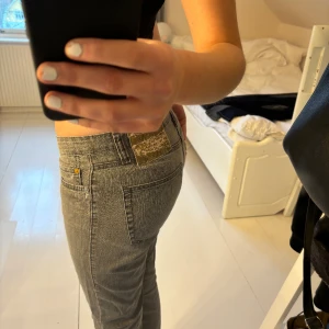 Lågmidjade jeans - Snygga gråa och lågmidjade jeans, som är köpta second hand! W28 och är långa i benen. 