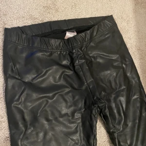 Svarta skinnbyxor/tights. Skrynkliga pga vikning - Svarta skinnbyxor/tights. De är skrynkliga pga de varit vikta
