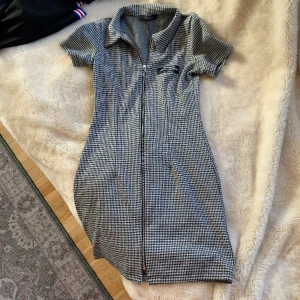 Klänning tight Modell  - Snygg klänning med dragkedja på hela framsidan  Sparsamt använd 