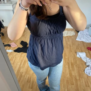 blått linne  - jättefint blått linne från h&m, passar nog s-m❤️