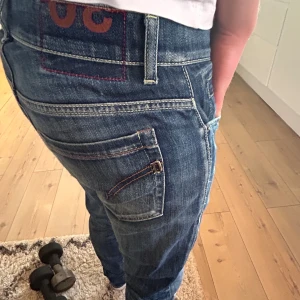 Dondup George  - Tja, säljer nu dessa riktigt fina dondup George Jenssen, som är i storlek 30(motsvarar ungefär 30/32) en väldigt unik tvätt på dem. Vid frågor eller funderingars hör av er!