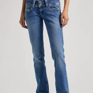 Säljer dessa lågmidjade pepe jeans i storlek W25 L32 och i modellen Venus då jag inte tyckte dom passa mig, testat dom en gång. Alla lappar och sånt är kvar. Ny pris 999kr mitt pris 750kr inklusive frakt.