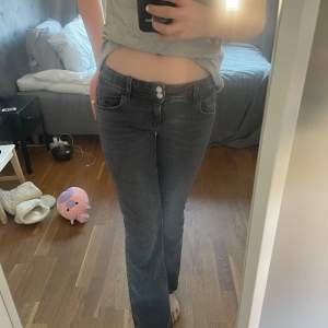 Hej! Jag säljer mina svarta jeans ifrån Gina Young i storlek 164! Jag är 170 och dom är för korta, andvända 2-3 gånger och är i nyskick! Köpta för 250 säljer för 120! 