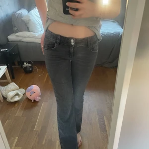 Svarta jeans  - Hej! Jag säljer mina svarta jeans ifrån Gina Young i storlek 164! Jag är 170 och dom är för korta, andvända 2-3 gånger och är i nyskick! Köpta för 250 säljer för 120! 
