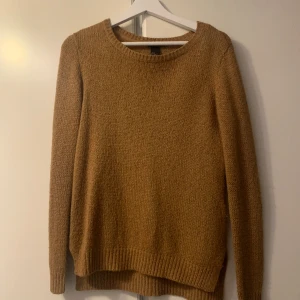 Stickad tröja  - Stickad fin tröja med rund halsringning från H&M. Är i storlek xs men är lite oversized så känns väldigt skön och mysig. Har används ett antal gånger men väl omhändertagen.