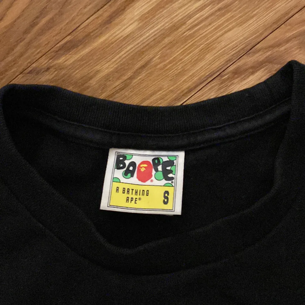 Bape t-shirt (äkta) köpt i Dubai och använt helt okej mycket men inte så mycket. Nypris 1,2k Mitt pris 400kr man får med bape påsen för 50kr extra S/XS i storlek. T-shirts.