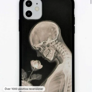 Mobilskal❤️ - Tog denna bild från SHEIN men jag kan ta egna bilder också det är till iPhone 11 PRO 🩵🤍 om man är intresserad är det bara att skriva jag har massa fler skal som jag också ska sälja ❤️