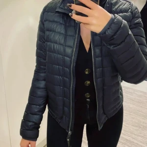 Parajumpers lightweight downjacket - En parajumpers lightweight dunjacka i fint skick.  Glansigt material i mörkblå färg. Köpt för 4000  storlek s 💙