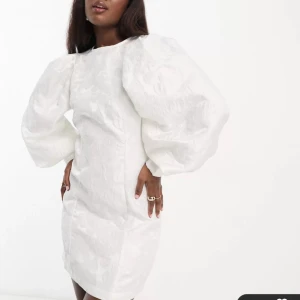 Vit klänning - Vit klänning, perfekt till studenten❤️  Beställde två storlekar så därför jag säljer, skriv för mer bilder pris kan diskuteras 