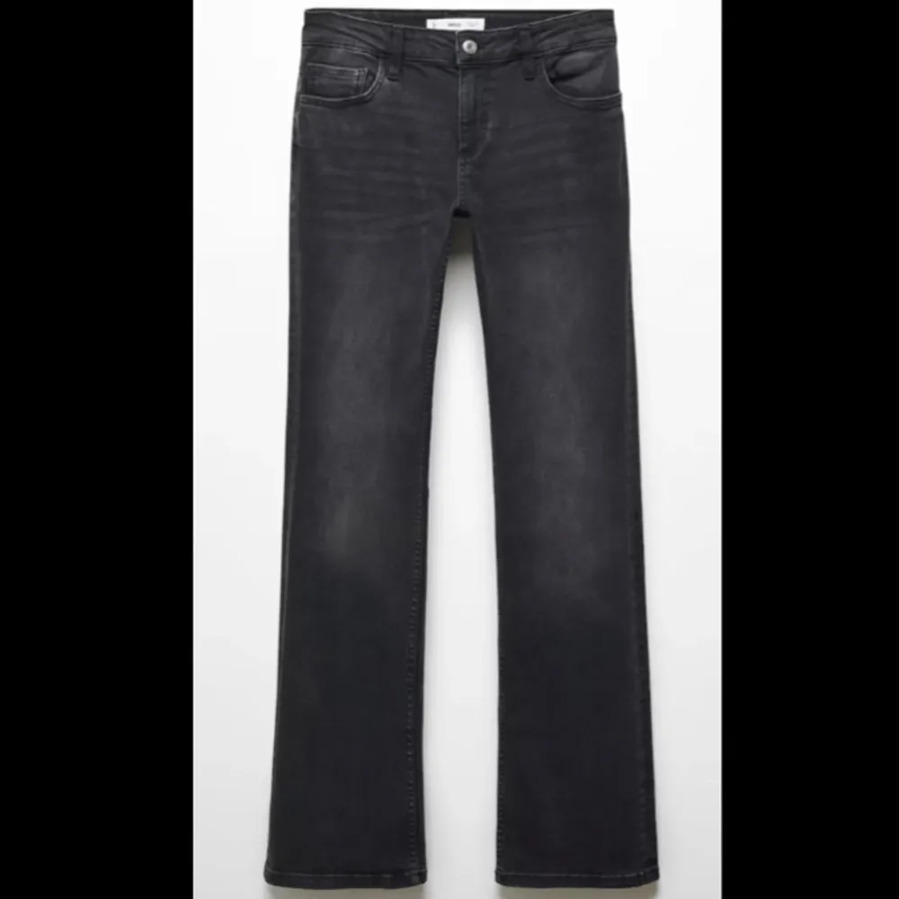 Svarta lågmidjade jeans från Mango🥰. Jeans & Byxor.