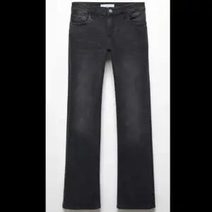 Svarta lågmidjade jeans från Mango🥰