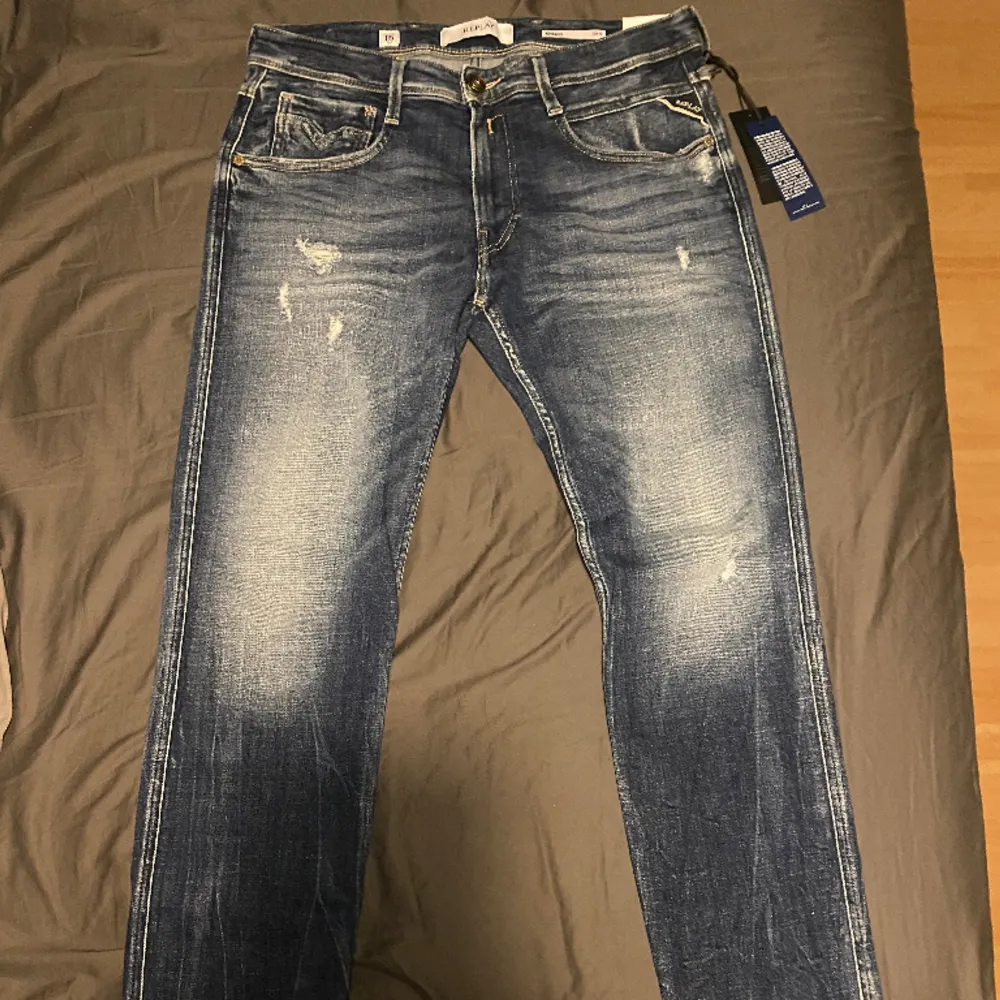 ✨Säljer nu dessa superfeta Replay jeansen som är helt nya med alla lappar kvar. Storlek W31 L32 och skicket är 10/10. Hör av dig vid minsta lilla fundering🤝🏽✨. Jeans & Byxor.