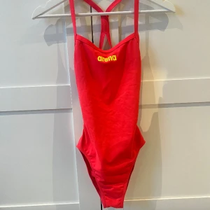 Arena baddräkt  - Säljer min arena baddräkt storlek US 30. Baddräkten är i fint skick. Köparen står för frakt😊
