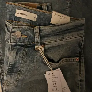 Jätte snygga low waist jeans från Gina Tricot i Färgen blå 😍👌🏼sitter så fint på 🤩skriv för fler bilder