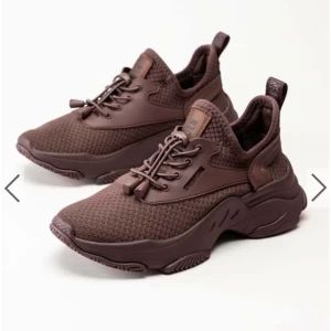OANVÄNDA Steve Madden skor - Helt oanvända skor från Steve Madden i modellen ”Match”, i brunt. Nypris 1200. Storlek 37