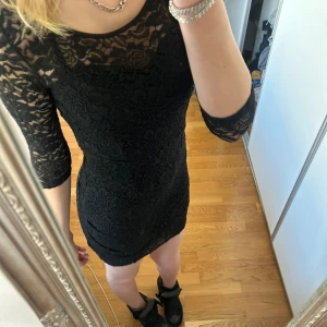Spets klänning  - Super snygg klänning från Vero Moda🖤 Storlek M men passar även S