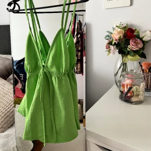 Grön topp - Säljer denna fina gröna topp som endast är testad, storlek S!!🤍