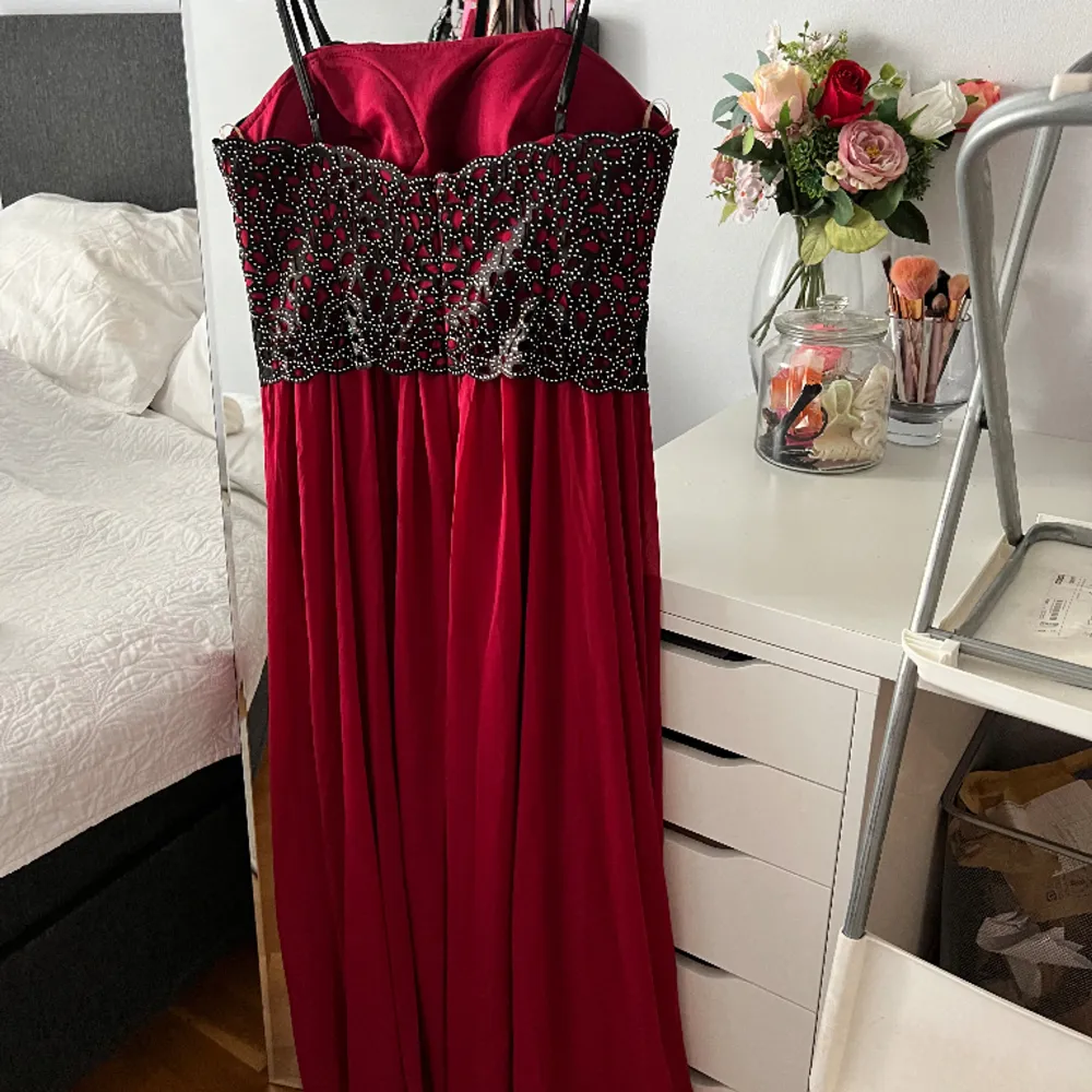 Säljer denna fina balklänning i vinröd färg i storlek M, använd en kväll!🤍. Klänningar.