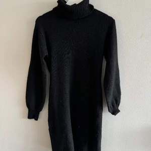 Klänning  - Svart stickad klänning från Zign. Använd ett fåtal gånger! 