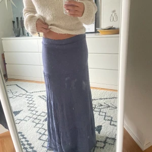 Kjol - Lång kjol, vet inte vart den är ifrån då lapp saknas