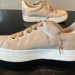 Gant skor - Jätte snygga beiga gant skor!! Använda men fortfarande i bra skick! Kostade ca 1300kr när jag köpte!☺️🩷Skriv för fler bilder 