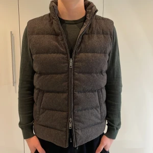 Volt Väst - Tja, Säljer nu min väst jag köpte från voltfashion för 1695kr. Västen har jag använt en gång och kände inte att den passade mig.   Pris kan diskuteras eller bytas mot skor.