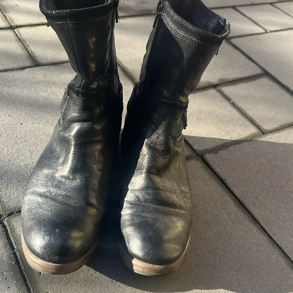 Ett par medellånga boots i läder med liten klack och spänne! ✨ Stängs med dragkedja ✨ Superfint skick och inga missfärgningar ✨. Skor.