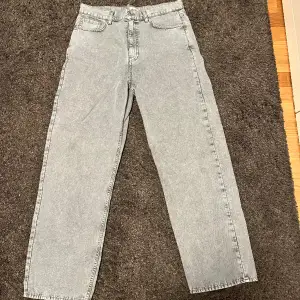 Weekday jeans Width - 30/32 Length - 32 I Gott skick, passform är raka/loose 