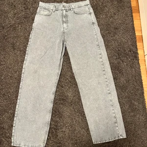 Weekday Jeans (Loose) - Weekday jeans Width - 30/32 Length - 32 I Gott skick, passform är raka/loose 