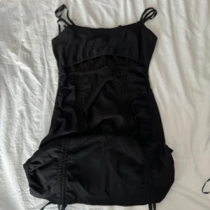 Kort Klänning  - En snygg svart kort klänning. Använd 1-2 gånger. 