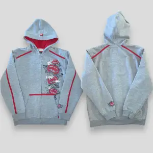 Vintage ecko unlimited zip hoodie i grå färg med röda fina detaljer, priset är diskuterbart, tveka inte på att höra av dig vid frågor 🤝