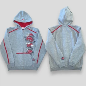 Vintage Ecko Unlimited Zip Up Hoodie - Vintage ecko unlimited zip hoodie i grå färg med röda fina detaljer, priset är diskuterbart, tveka inte på att höra av dig vid frågor 🤝