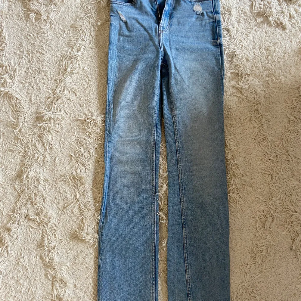Ljusblåa jeans från bershka, i modellen straight slim, storlek 32. Innerbenslängden är 80cm.. Jeans & Byxor.