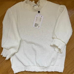 Söt blus från monki .  - Supersöt blus, helt oanvänd med prislappar kvar. Nypris 150. 