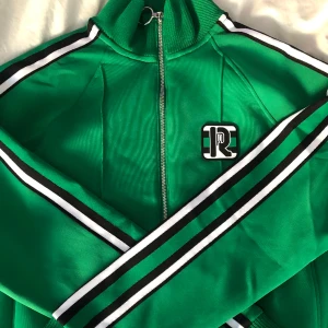 Rabanee H&M Track Jacket (Men’s Green)  - En riktigt snygg Rabanee Jacket, kan bäras hemma, på gymmet överallt.  10/10 i skick aldrig använd
