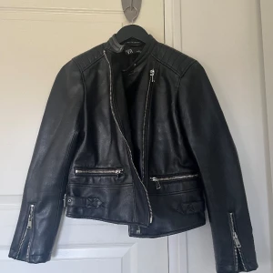 Zara Oversize Skinnjacka - Köpt för 400kr. Nyskick då den används endast en gång. Säljer den då det inte riktigt passar min stil längre. Strl M och därav sitter den lite oversize på! Kom privat för fler bilder💕💕
