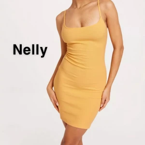 Tre-pack klänningar - Säljer dessa som tre-pack. Klänningarna på bild 1 och 3 är i stolek xs. Kläninger på bild 2 är i storleken s. Klänningarna på bild 1 och 3 är oanvända. Klänningen på bild 2 är använd en gång men inga slitage eller skador. Ni står för frakt💕