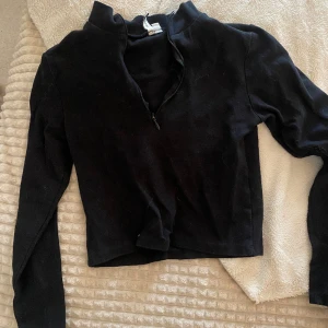 Topp från Nelly🖤 - En snygg långärmad topp med dragkedja från Nelly, snygg till vardags som fest🖤