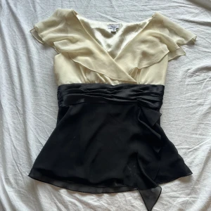 Silkes blus med volang detaljer.  - Säljer min super fina blus pgr av att jag ej använder den längre. Finns dragkedja vid sidan. Älskar detaljerna på tröjan och vid axlarna är det snittat mitt på axeln. Säljer om jag får ett bra pris 🫶🏻