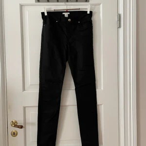 Svarta jeans - Svarta skinnyjeans från H&M i storlek 36. Lite coatade. Stretchigt material. Använda ett fåtal gånger, i bra skick. Bara att fråga om det är något du undrar! Kan mötas på Järntorget i Göteborg eller skicka, köparen står för frakt.