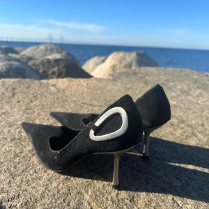 Pumps med tuff kläck - Portugisiska pumps med stålklack, svart mocka!