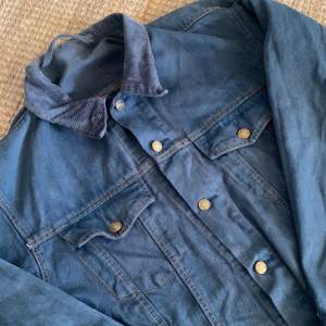 super fin jeans jacka med små defekter vid ärmarna ( kom privat för bättre bilder) 