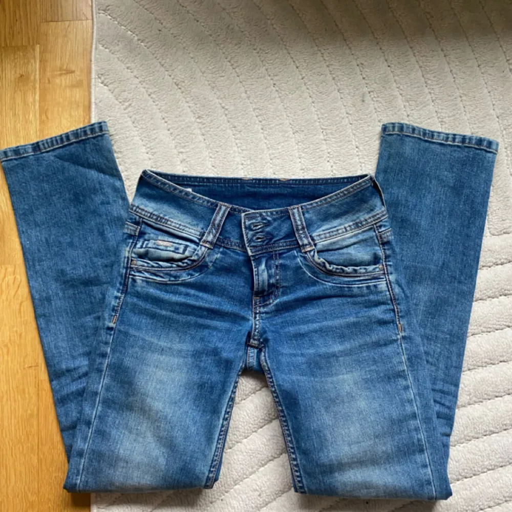 Säljer dessa skit coola Pepe Jeansen! De är i modellen straight och passar mig som är 160, hör av er vid mer frågor❤️. Jeans & Byxor.