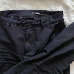 Kostymbyxor - Säljer dessa kostymbyxor från Bik Bok med normal midjehöjd då de är för korta i benen på mig (177 lång). Annars överlag fint skick och använd ett fåtal gånger 💓Köpta för 399kr