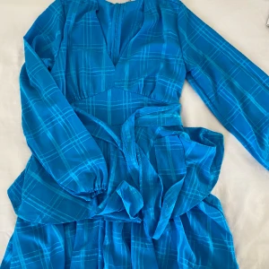 Jumpsuit - Jumpsuit från New yorker med dragkedja i bak och band runt midjan. Storlek 38