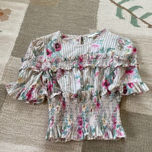 Sommartopp - Denna är jävligt söt. Den ger en väldigt fin figur eftersom den har resår i midjan och den typ framhäver brösten.