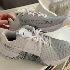 Nike metcon 7 - Egen designade Nike Metcon skor, säljes då jag har två par och dessa aldrig har kommit till användning. Helt oanvända, nypris 1799kr