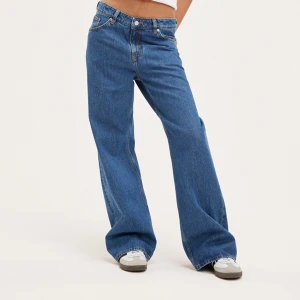 Monki jeans - Naoki low waist jeans, den är baggy och lite mer mörkare än på bilden, använd enstaka gång, priset kan ändras, +frakt❤️‍🔥